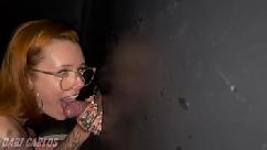 Mi marido me llevó a mi amiga y a mí al gloryhole para chupar y dárselo bien rico a los superdotados