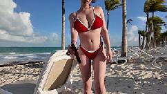 Chica caliente de grandes tetas pidió un pequeño favor en la playa